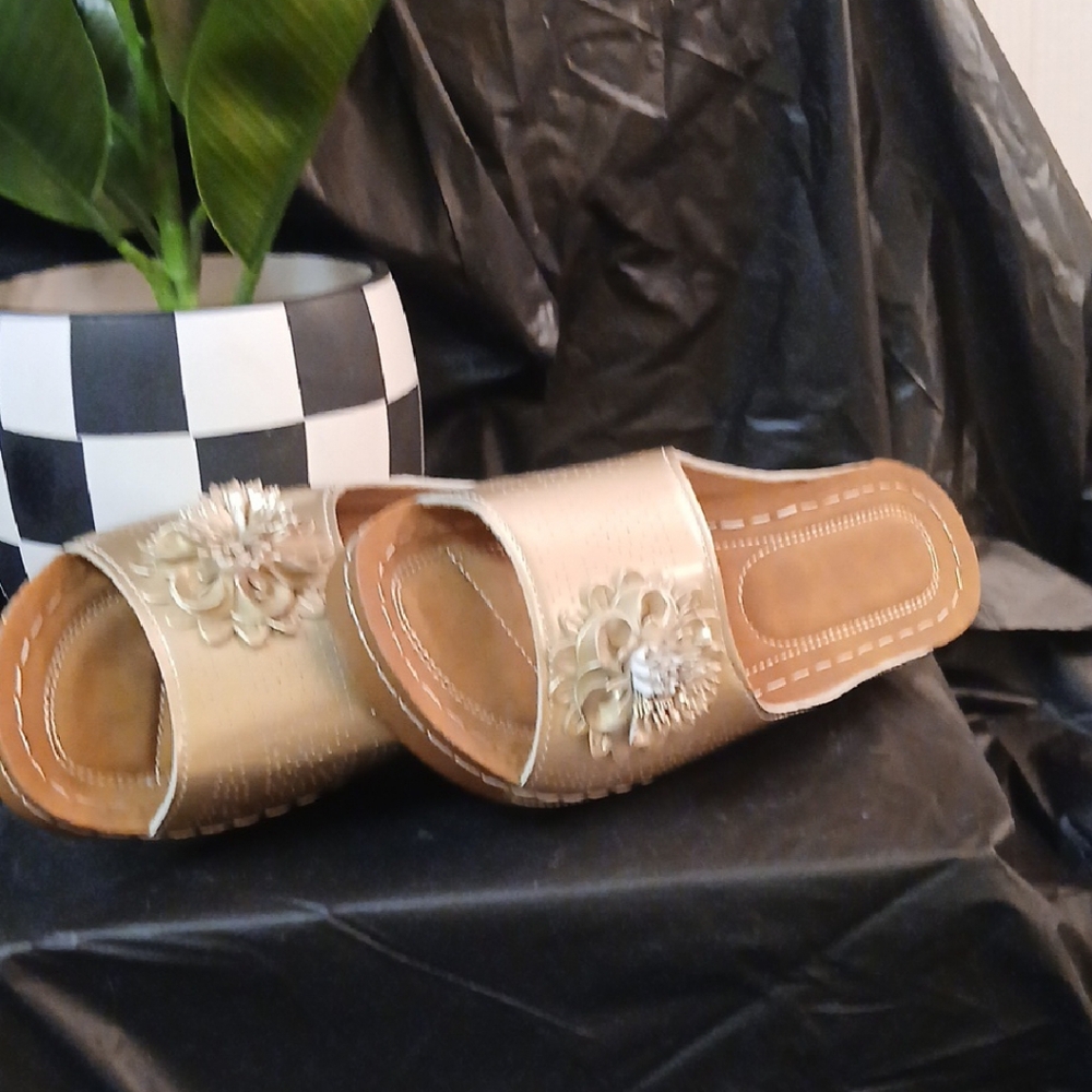 Chic Gold Women's Sandals with Floral Detail